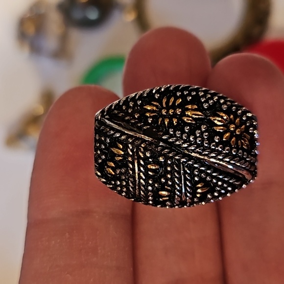 LOT of vintage screw back and clip on earrings - Picture 8 of 8